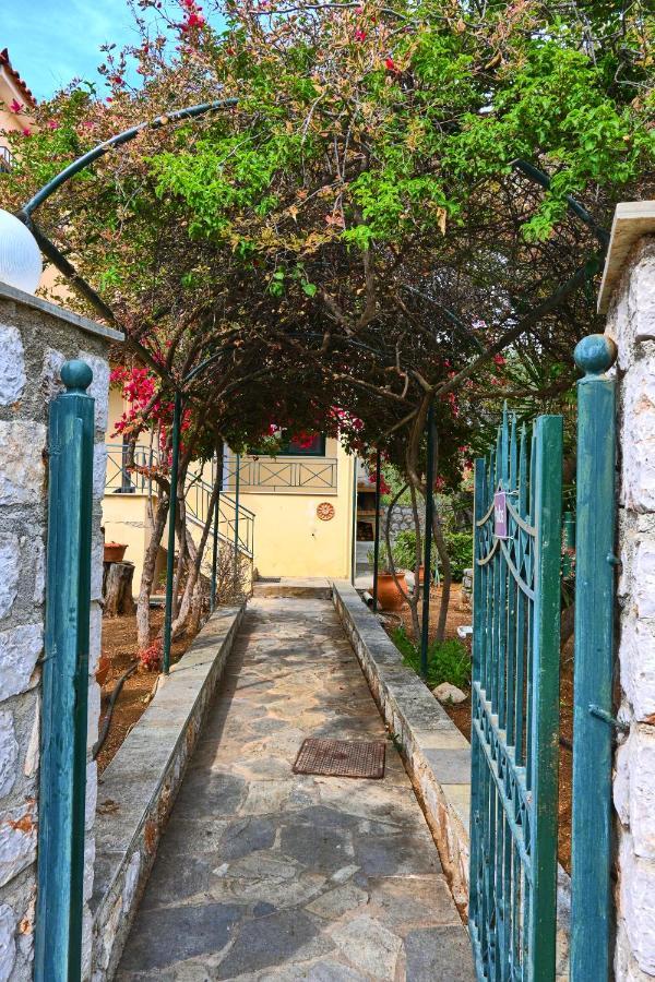 Kórfos Pavlos' Cottage With Beach View מראה חיצוני תמונה
